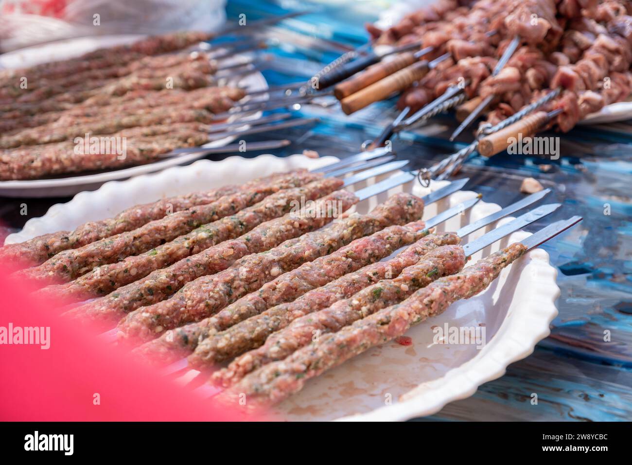 assiette de viande et morceaux de poulet prêts à être grillés Banque D'Images