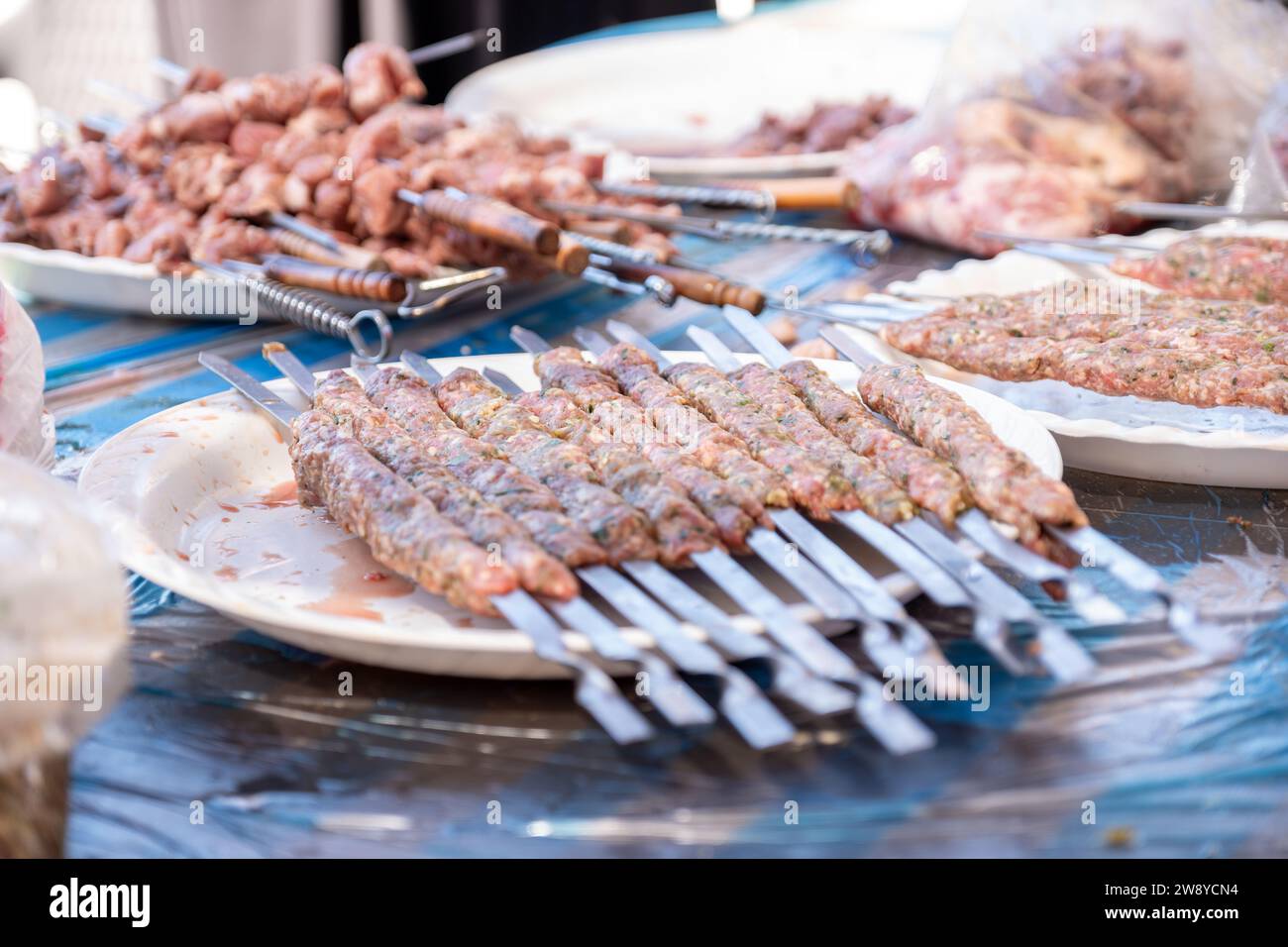 assiette de viande et morceaux de poulet prêts à être grillés Banque D'Images