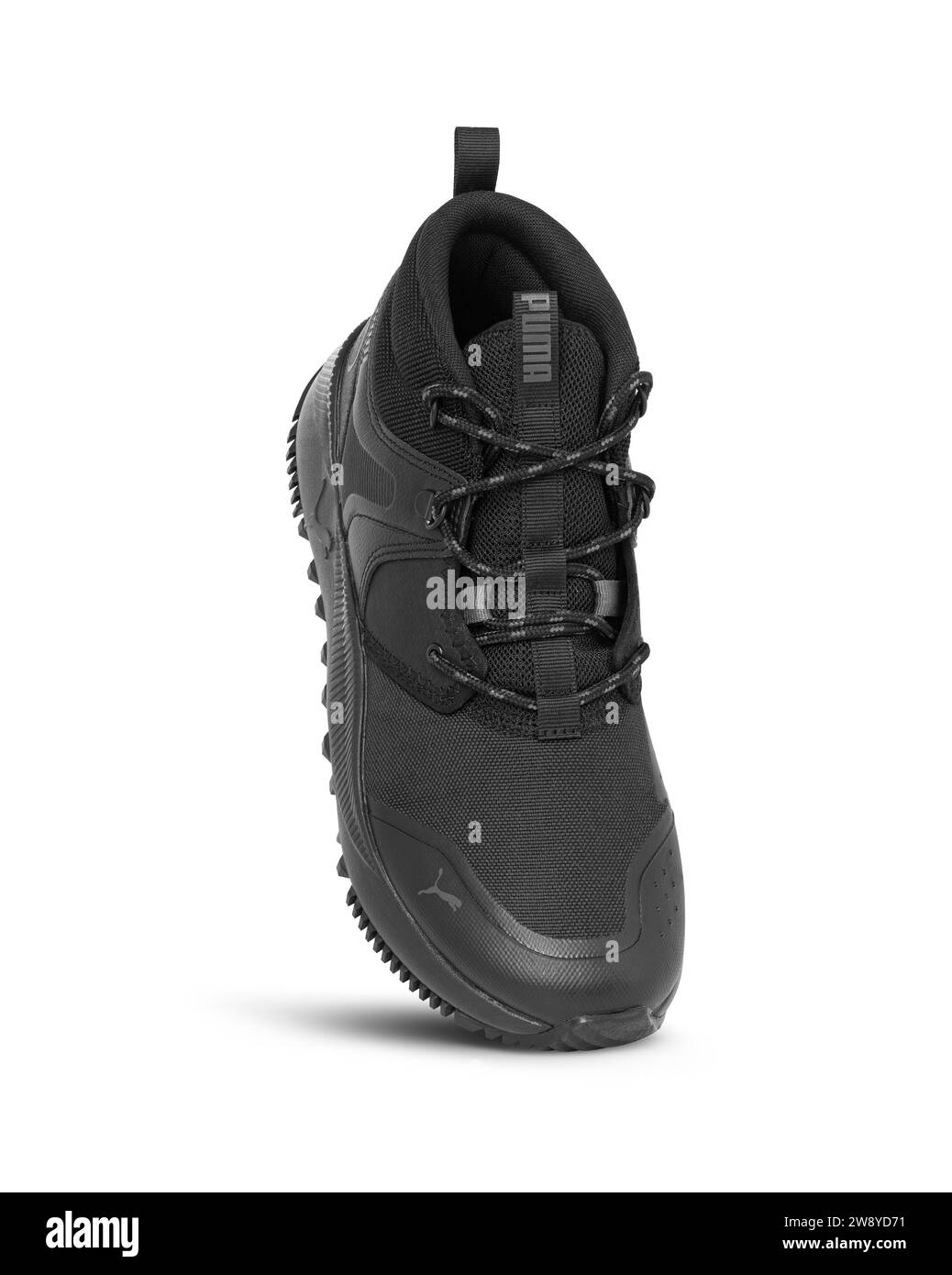Chisinau, Moldavie 23 décembre 2023 : logo Puma. Sneakers en cuir noir pour hommes gros plan, macrophotographie. Publicité minimaliste de magasin de chaussures, mode Banque D'Images