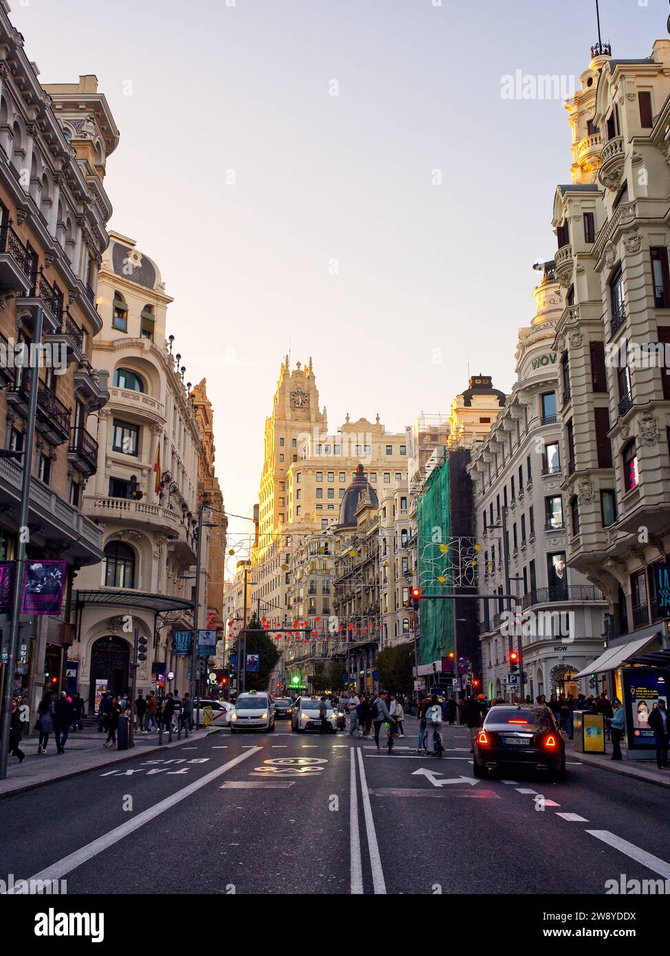 Madrid, Espagne - 19 novembre 2023 : vue Gran via aux couleurs du coucher de soleil à Madrid, Espagne Banque D'Images