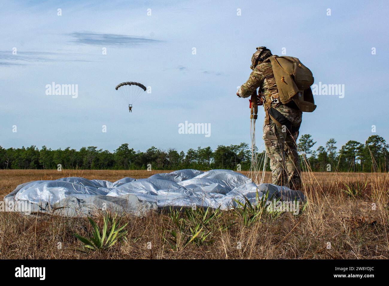 Eglin AFB, Floride, États-Unis. 13 décembre 2023. Les soldats américains affectés au 7e groupe de forces spéciales (aéroportées) effectuent des manœuvres militaires en chute libre lors de l'opération Toy Drop à Eglin AFB, Floride, le 13 décembre 2023. L’opération Toy Drop est une opération aéroportée où des parachutistes, rejoints par des forces partenaires, font don de jouets aux enfants de la communauté locale. Crédit : U.S. Army/ZUMA Press Wire/ZUMAPRESS.com/Alamy Live News Banque D'Images