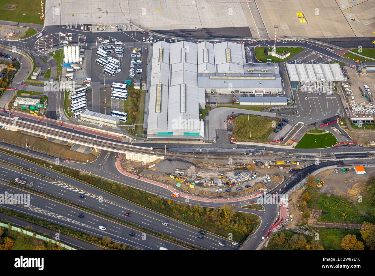 Vue aérienne, aéroport de Düsseldorf, porte 1 et chantier, entouré d'arbres caduques d'automne, Unterrath, Düsseldorf, Rhénanie du Nord-Ouest Banque D'Images