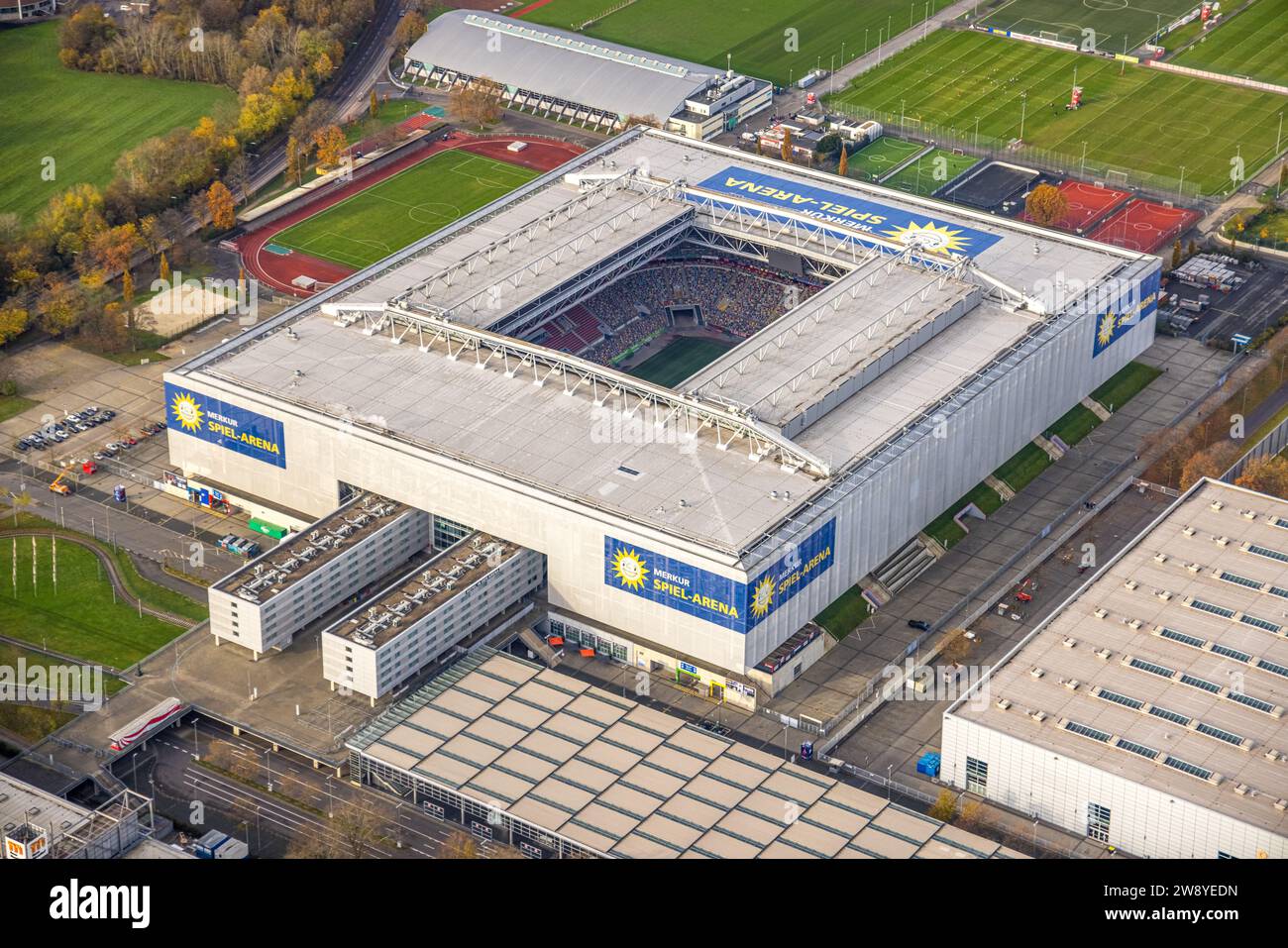 Vue aérienne, Bundesliga Stadium MERKUR SPIEL-ARENA terrain de football Fortuna Düsseldorf 1895 avec toit ouvert, entouré d'arbres caduques automnaux, Stocku Banque D'Images