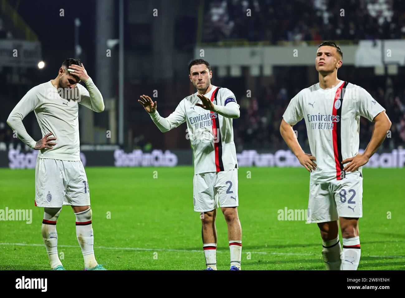 Salerne, Italie. 22 décembre 2023. Theo Hernandez, Davide Calabria et Jan-Carlo Simic de l'AC Milan semblent abattus à la fin du match de football Serie A entre l'US Salernitana et l'AC Milan au stade Arechi de Salerne (Italie), le 22 décembre 2023. Crédit : Insidefoto di andrea staccioli/Alamy Live News Banque D'Images