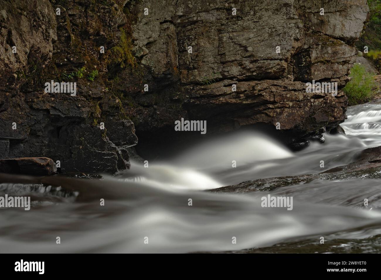 Belle rivière d'automne près de la roche Banque D'Images