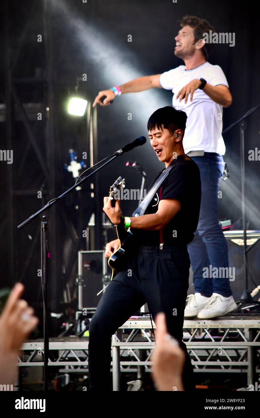 Nick Tsang (guitare) et Roy Stride (chant) se produisant avec Scouting for Girls au Hardwick Festival, août 2023. Crédit James Hind/Alamy stock photo. Banque D'Images