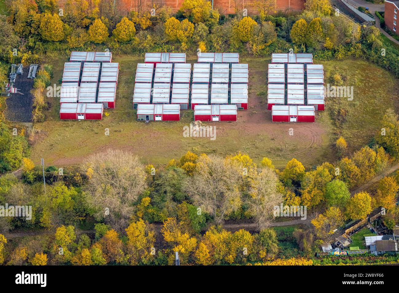 Vue aérienne, village de conteneurs d'hébergement pour réfugiés en construction modulaire sur Herdecker Straße, entouré d'arbres caduques d'automne, Rath, D. Banque D'Images