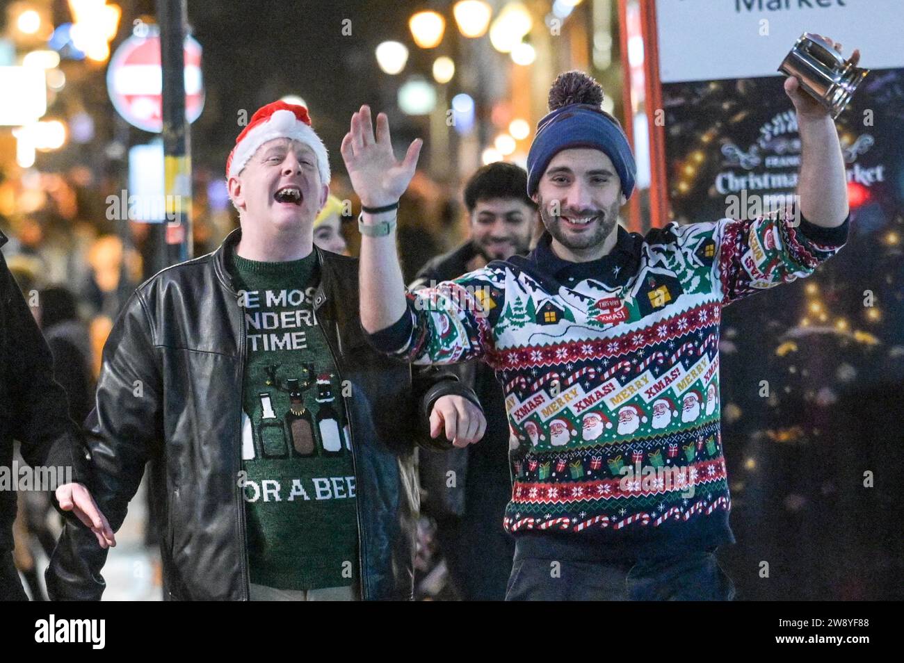 Birmingham 22 décembre 2023 - Revellers a pris à Birmingham le Mad Friday qui va également sous le nom Black Eye Friday. Les fêtes de travail battaient leur plein alors que les entreprises fermaient pour les vacances de Noël. Beaucoup ont été vus marcher à travers le centre-ville tenant un énorme verre de bière du marché allemand et beaucoup portaient des chapeaux de Santa. Un groupe de 3 copains de travail est allé dans un restaurant mexicain pour leur faire et deux portaient des tenues mexicaines avec leur collègue collant à un chapeau de Père Noël traditionnel. Des amis ont également été repérés sur Broad Street en train d'avoir un tussle à un arrêt de tram avec l'un tenant un autre dans un headlock. Un autre gr Banque D'Images