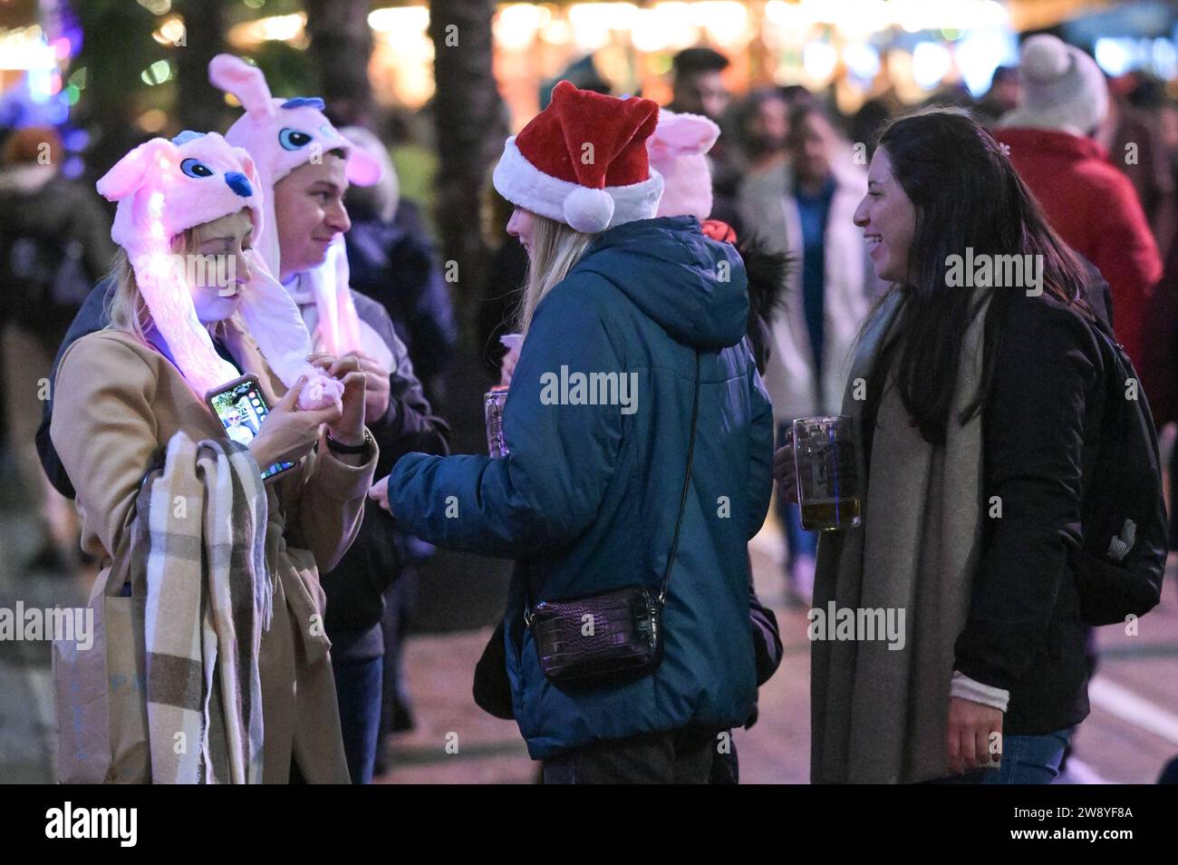 Birmingham 22 décembre 2023 - Revellers a pris à Birmingham le Mad Friday qui va également sous le nom Black Eye Friday. Les fêtes de travail battaient leur plein alors que les entreprises fermaient pour les vacances de Noël. Beaucoup ont été vus marcher à travers le centre-ville tenant un énorme verre de bière du marché allemand et beaucoup portaient des chapeaux de Santa. Un groupe de 3 copains de travail est allé dans un restaurant mexicain pour leur faire et deux portaient des tenues mexicaines avec leur collègue collant à un chapeau de Père Noël traditionnel. Des amis ont également été repérés sur Broad Street en train d'avoir un tussle à un arrêt de tram avec l'un tenant un autre dans un headlock. Un autre gr Banque D'Images