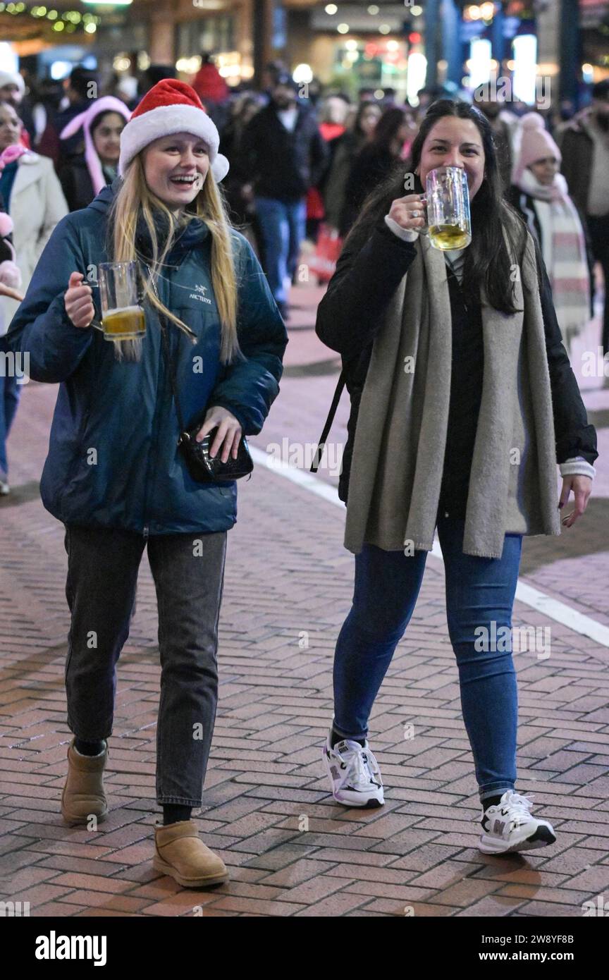 Birmingham 22 décembre 2023 - Revellers a pris à Birmingham le Mad Friday qui va également sous le nom Black Eye Friday. Les fêtes de travail battaient leur plein alors que les entreprises fermaient pour les vacances de Noël. Beaucoup ont été vus marcher à travers le centre-ville tenant un énorme verre de bière du marché allemand et beaucoup portaient des chapeaux de Santa. Un groupe de 3 copains de travail est allé dans un restaurant mexicain pour leur faire et deux portaient des tenues mexicaines avec leur collègue collant à un chapeau de Père Noël traditionnel. Des amis ont également été repérés sur Broad Street en train d'avoir un tussle à un arrêt de tram avec l'un tenant un autre dans un headlock. Un autre gr Banque D'Images