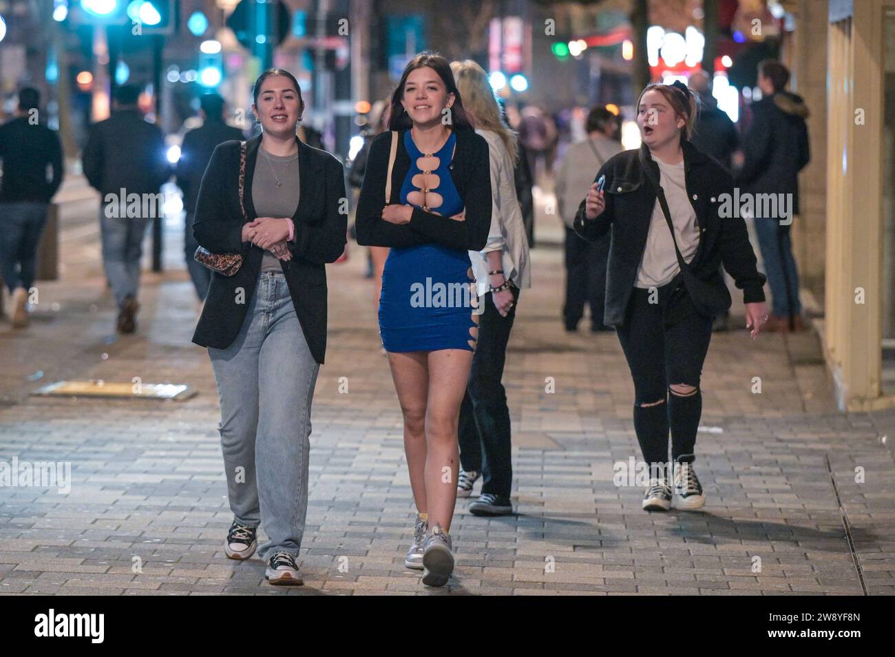 Birmingham 22 décembre 2023 - Revellers a pris à Birmingham le Mad Friday qui va également sous le nom Black Eye Friday. Les fêtes de travail battaient leur plein alors que les entreprises fermaient pour les vacances de Noël. Beaucoup ont été vus marcher à travers le centre-ville tenant un énorme verre de bière du marché allemand et beaucoup portaient des chapeaux de Santa. Un groupe de 3 copains de travail est allé dans un restaurant mexicain pour leur faire et deux portaient des tenues mexicaines avec leur collègue collant à un chapeau de Père Noël traditionnel. Des amis ont également été repérés sur Broad Street en train d'avoir un tussle à un arrêt de tram avec l'un tenant un autre dans un headlock. Un autre gr Banque D'Images