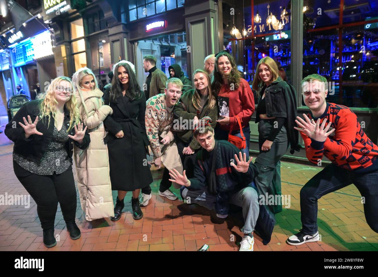 Birmingham 22 décembre 2023 - Revellers a pris à Birmingham le Mad Friday qui va également sous le nom Black Eye Friday. Les fêtes de travail battaient leur plein alors que les entreprises fermaient pour les vacances de Noël. Beaucoup ont été vus marcher à travers le centre-ville tenant un énorme verre de bière du marché allemand et beaucoup portaient des chapeaux de Santa. Un groupe de 3 copains de travail est allé dans un restaurant mexicain pour leur faire et deux portaient des tenues mexicaines avec leur collègue collant à un chapeau de Père Noël traditionnel. Des amis ont également été repérés sur Broad Street en train d'avoir un tussle à un arrêt de tram avec l'un tenant un autre dans un headlock. Un autre gr Banque D'Images