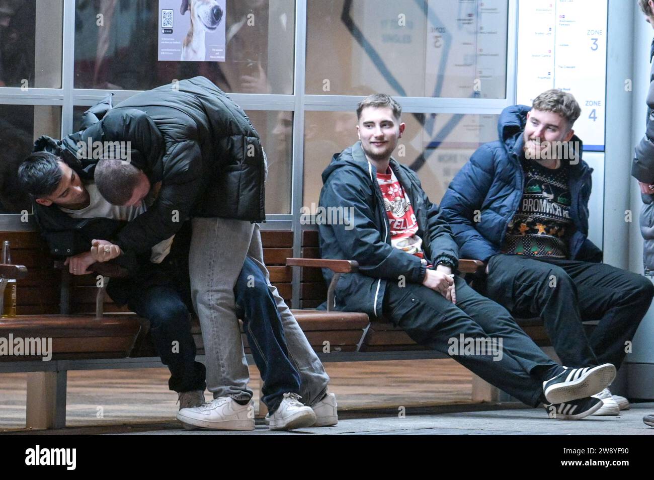 Birmingham 22 décembre 2023 - Friends Tussle sur Broad Street à Birmingham le Black Eye Friday - Revellers a pris à Birmingham le Mad Friday qui va également par le nom Black Eye Friday. Les fêtes de travail battaient leur plein alors que les entreprises fermaient pour les vacances de Noël. Beaucoup ont été vus marcher à travers le centre-ville tenant un énorme verre de bière du marché allemand et beaucoup portaient des chapeaux de Santa. Un groupe de 3 copains de travail est allé dans un restaurant mexicain pour leur faire et deux portaient des tenues mexicaines avec leur collègue collant à un chapeau de Père Noël traditionnel. Des amis ont également été repérés sur Broad Street ayant un tussl Banque D'Images