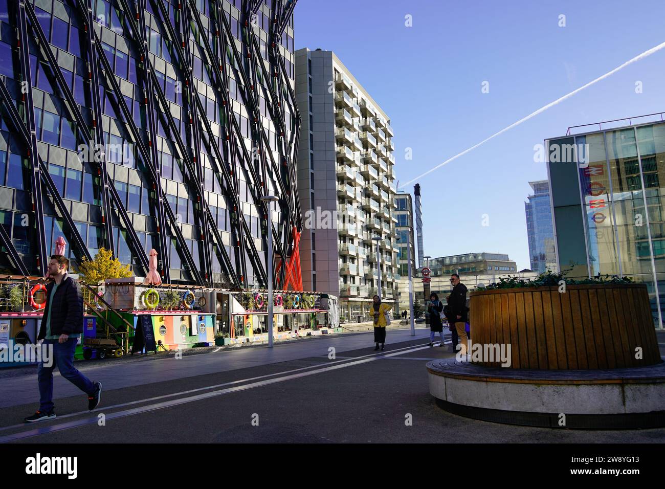 Londres, Royaume-Uni - 25 novembre 2023 : Brunel construit une architecture moderne vue du canal du bassin de Paddington, conçu par les architectes prêtres fletcher Banque D'Images