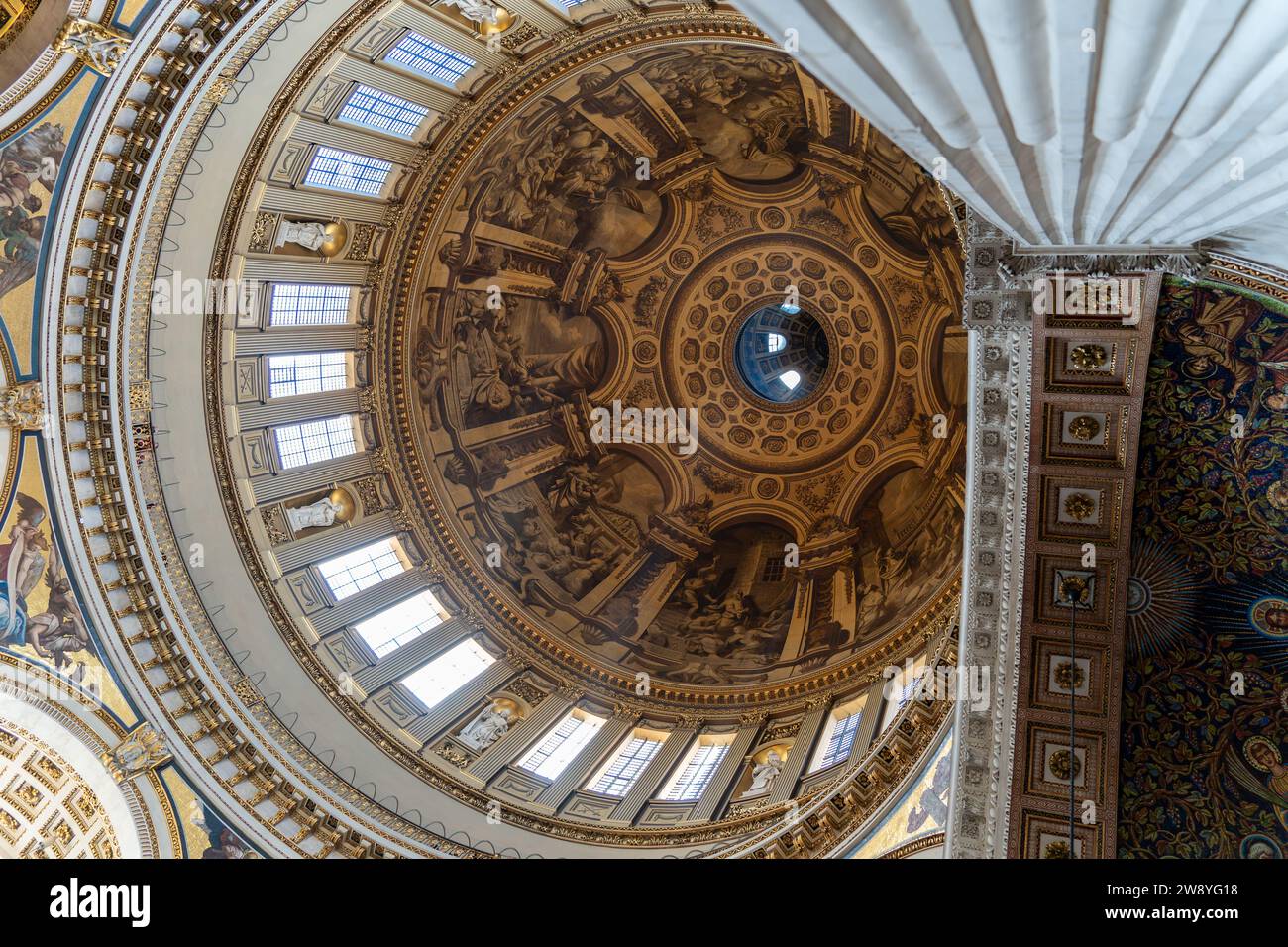 Londres, Royaume-Uni - 25 novembre 2023 : l'intérieur du dôme de la cathédrale St Pauls. Les peintures sont l'œuvre de James Thornhill, achevée en 1719. Les huit scen Banque D'Images