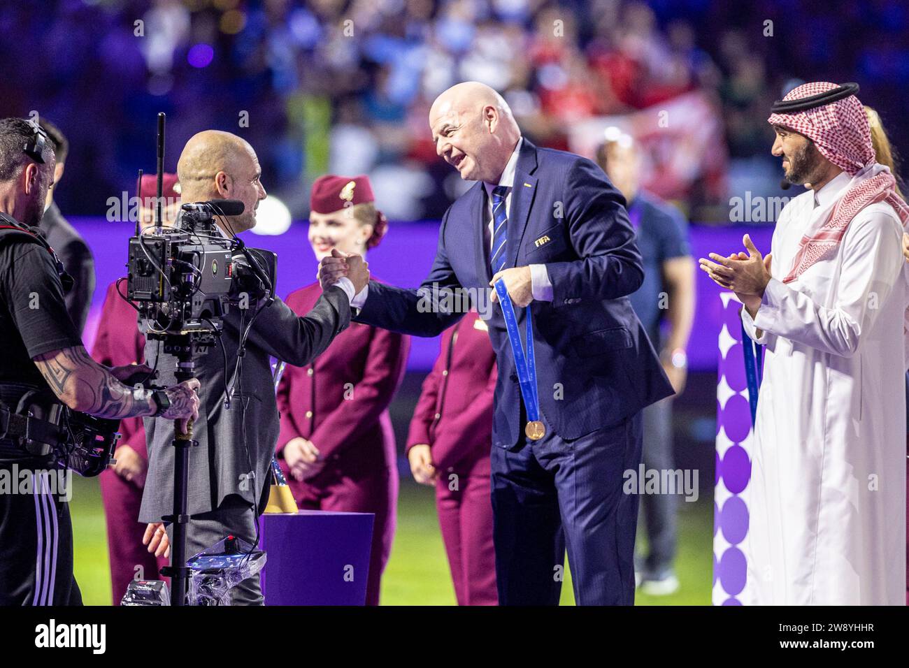 Jeddah, Arabie saoudite. 22 décembre 2023. King Abdullah Sports City PEP Guardiola reçoit une médaille du président de la FIFA, Gianni Infantino, après avoir remporté la finale de la coupe du monde des clubs de la FIFA 2023 entre Manchester City et Fluminense au King Abdullah Sports City, à Djeddah, en Arabie saoudite. (Richard Callis/SPP) crédit : SPP Sport Press photo. /Alamy Live News Banque D'Images