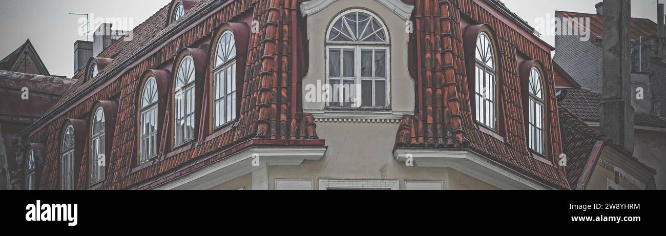 Architecture de la vieille ville en Estonie ville de Tallin. Toits de maisons médiévales en terre cuite et rouge Banque D'Images