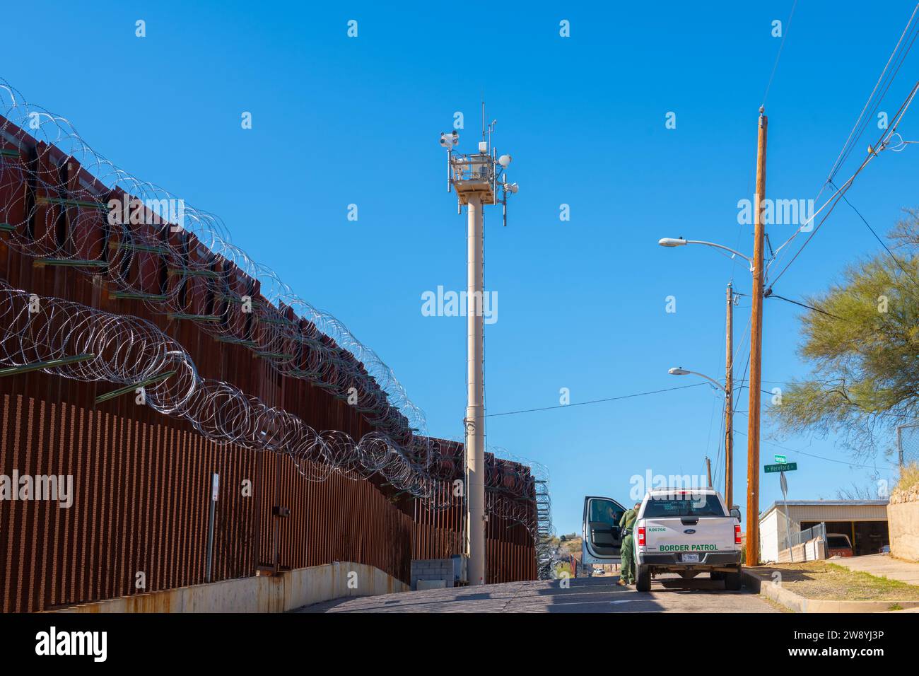 États-Unis mur frontalier du Mexique entre Nogales Arizona et Nogales Sonora sur International Street dans la ville de Nogales, Arizona, États-Unis. Banque D'Images