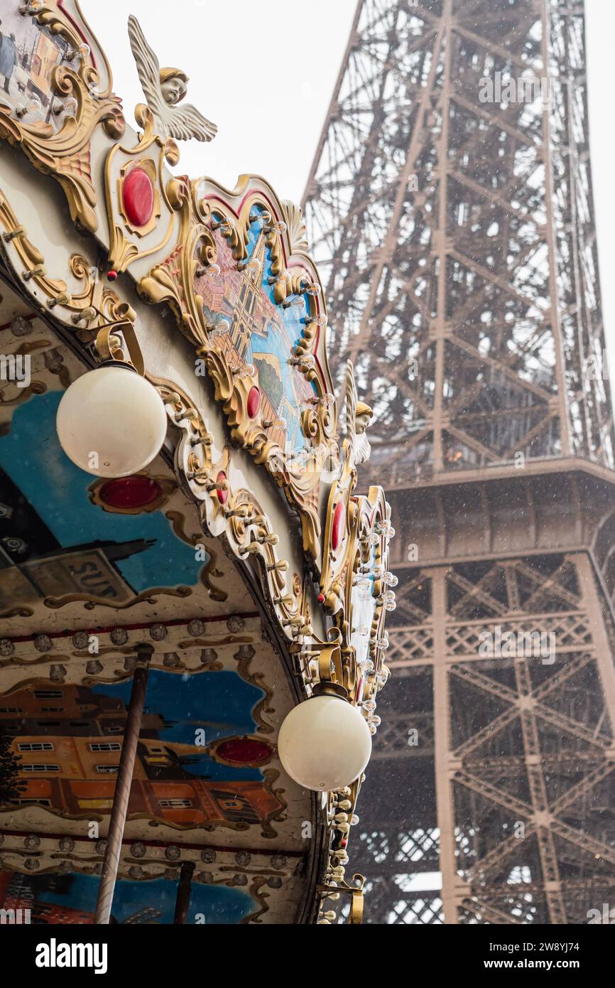 Carrousel de la Tour Eiffel en automne sous la pluie à Paris - France Banque D'Images