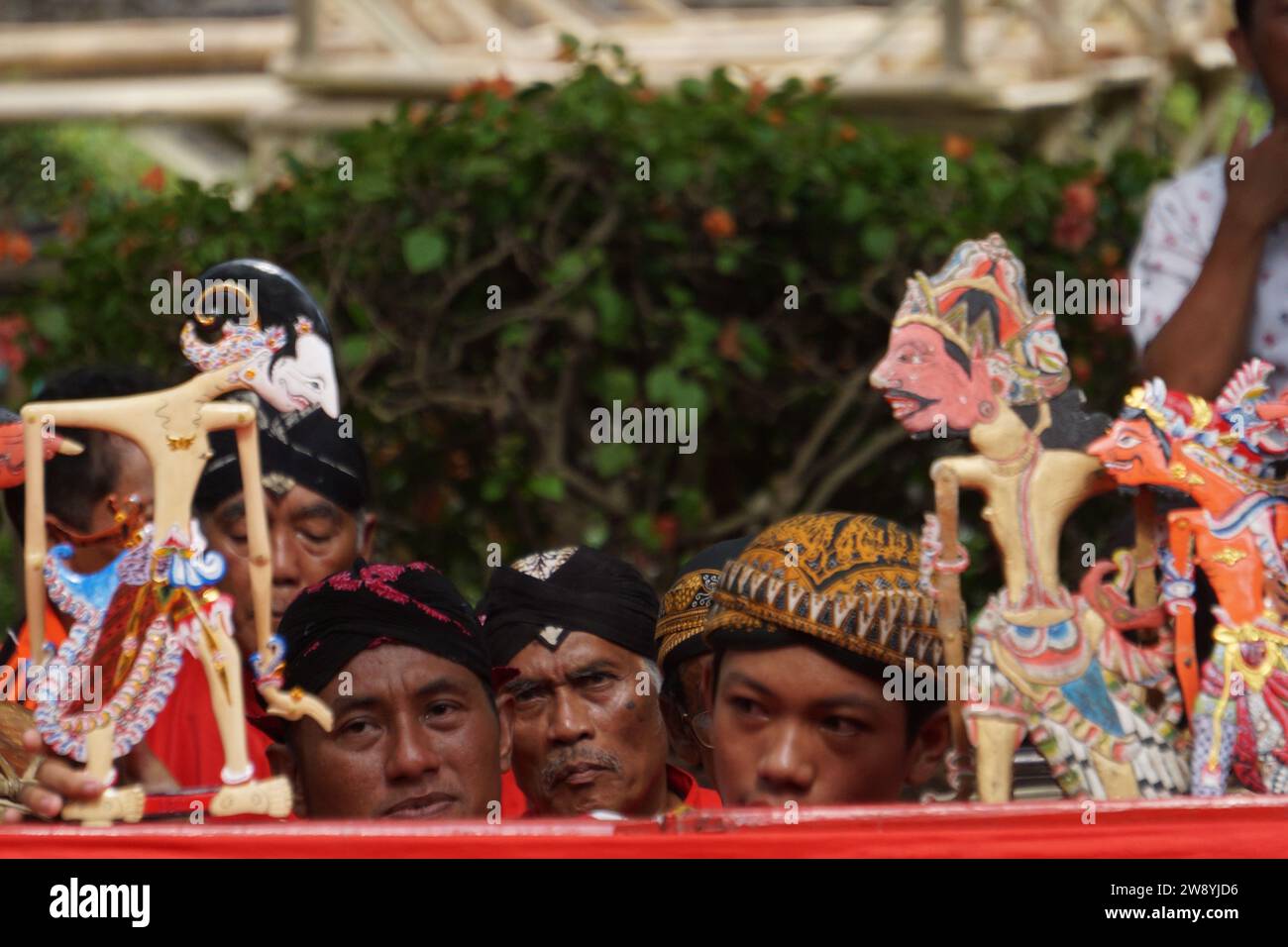 Spectacle de marionnettes d'ombre (wayang krucil). Wayang krucil est un wayang originaire de Kediri, Java oriental Banque D'Images