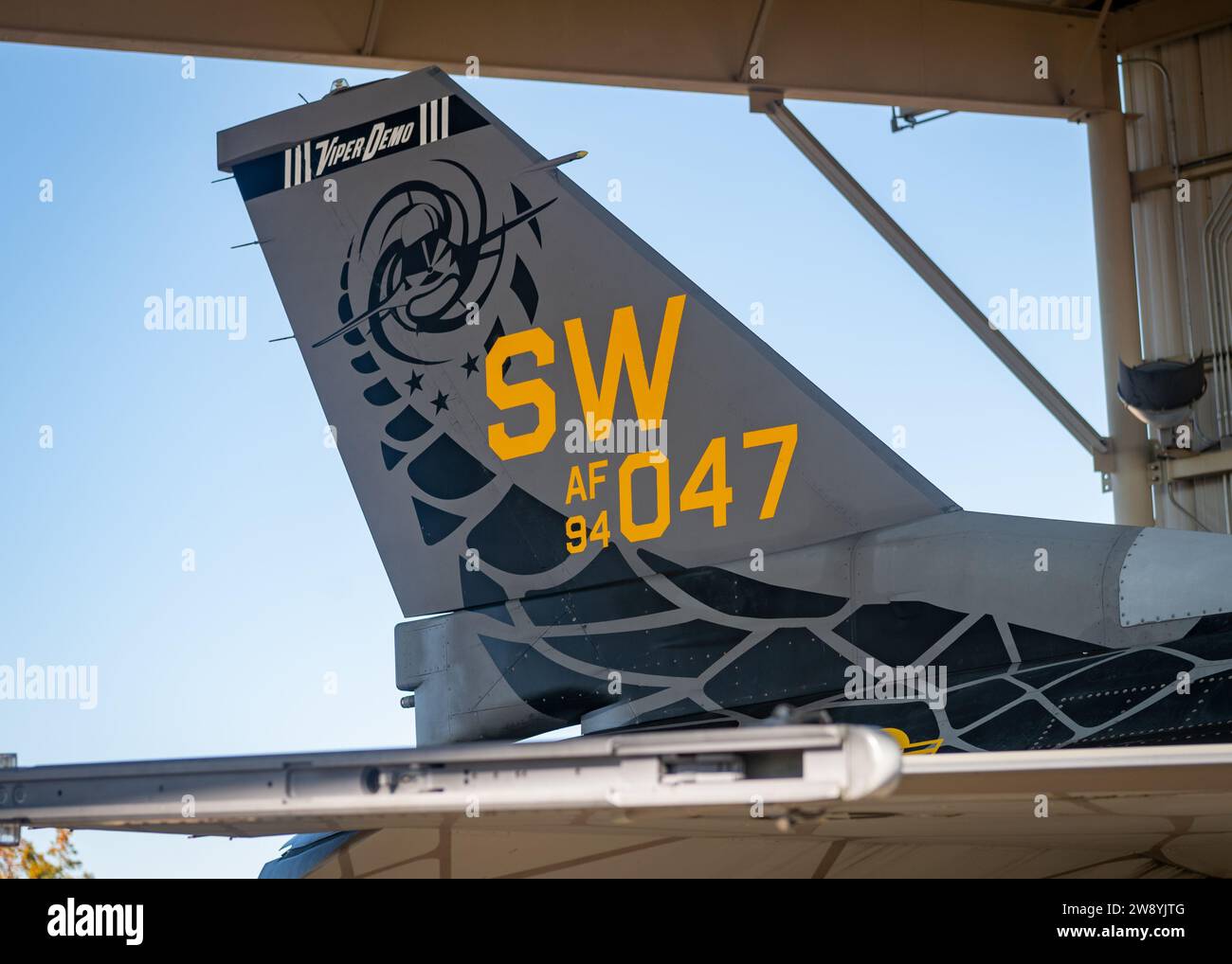 Un F-16C Fighting Falcon de l'US Air Force connu sous le nom de « Venom », affecté à l'équipe de démonstration du F-16 Viper, se prépare pour son dernier vol à Shaw Air Force base, Caroline du Sud, le 11 décembre 2023. Le nom « Venom » a été inspiré par la peinture personnalisée du jet et a combiné des éléments des forces armées et de la culture pop fournissant quelque chose de familier aux militaires et aux civils, encourageant l'enthousiasme pour le service militaire et favorisant les relations avec le public. (Photo de l'US Air Force par l'aviateur de 1e classe Kyrii Richardson) Banque D'Images