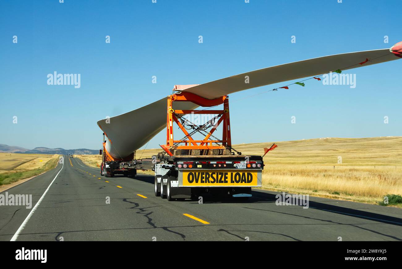 Highway, Dakota du Sud, États-Unis - septembre 30 2023 : transport de charges surdimensionnées d'une pale d'éolienne. Concept d'environnement Banque D'Images