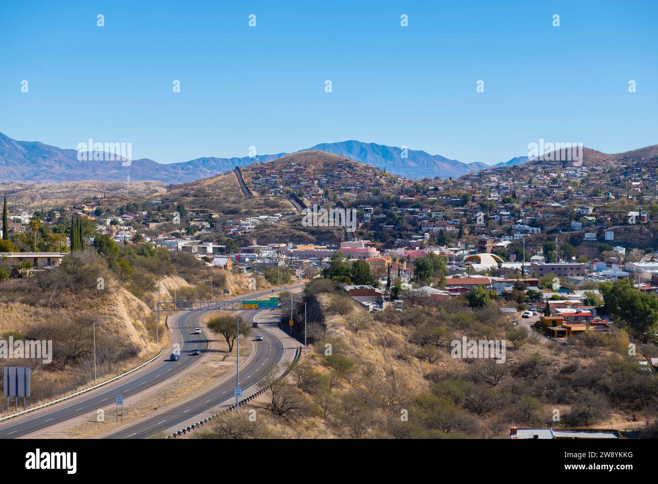 Vue aérienne de Nogales Sonora avec mur frontière entre Nogales Arizona USA et Nogales Sonora Mexique près de la rue International dans la ville de Nogales, Ari Banque D'Images