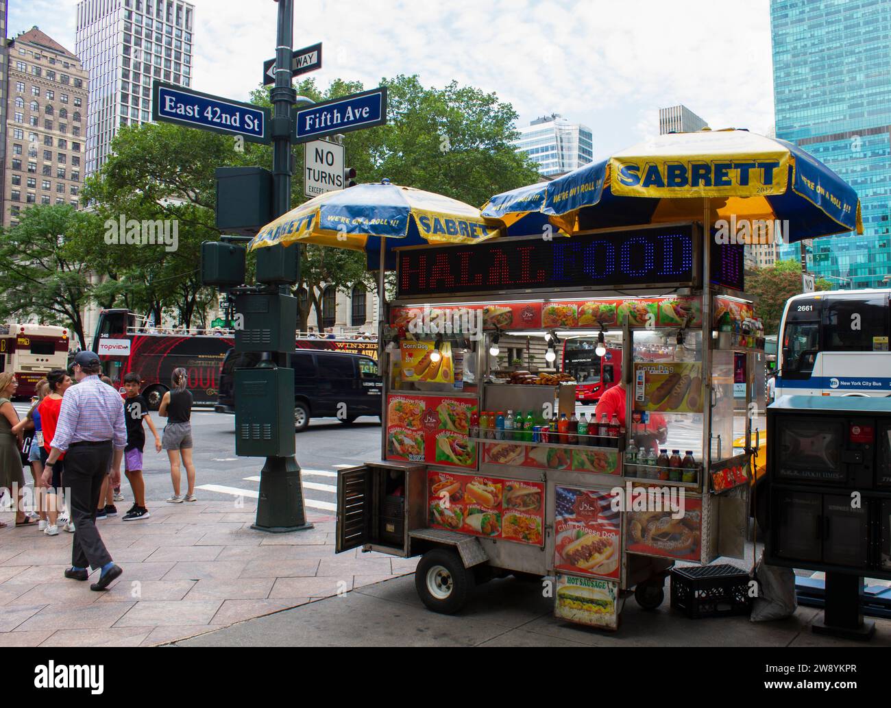 East 42nd St and Fifth Ave, New York City, NY, USA - juillet 3 2023 : camion de nourriture dans la rue à New York Banque D'Images