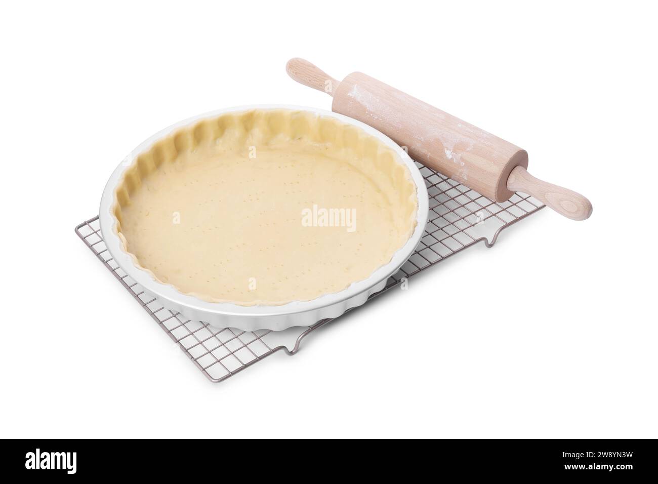 Moule à quiche avec pâte fraîche et rouleau à pâtisserie isolé sur blanc Banque D'Images