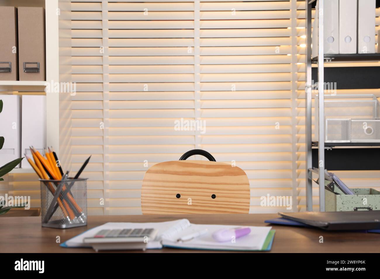 Intérieur de bureau élégant avec bureau en bois, étagères et papeterie Banque D'Images