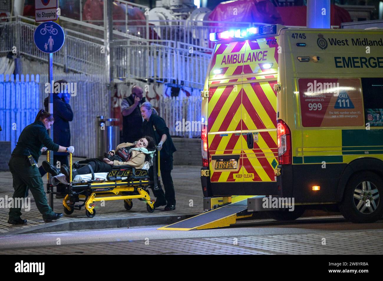 Birmingham 22 décembre 2023 - Revellers a pris à Birmingham le Mad Friday qui va également sous le nom Black Eye Friday. Les groupes de travail battaient leur plein alors que les entreprises fermaient pour les vacances de Noël le vendredi 22 décembre. Beaucoup ont été vus marcher le long de la tristement célèbre bande de discothèque Broad Street de la ville dans des tenues colorées. Un groupe de 3 garçons portaient des costumes de Noël, l'un étant un motif de chat de Noël. Deux hommes ont également été repérés à un arrêt de tram ayant une tussle avec l'un tenant un autre dans une serrure de tête. La police a inondé la zone en patrouillant dans des fourgonnettes prêtes à toute perturbation. Un conducteur a été vu illégal Banque D'Images