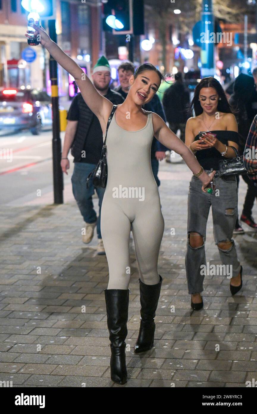 Birmingham 22 décembre 2023 - Revellers a pris à Birmingham le Mad Friday qui va également sous le nom Black Eye Friday. Les groupes de travail battaient leur plein alors que les entreprises fermaient pour les vacances de Noël le vendredi 22 décembre. Beaucoup ont été vus marcher le long de la tristement célèbre bande de discothèque Broad Street de la ville dans des tenues colorées. Un groupe de 3 garçons portaient des costumes de Noël, l'un étant un motif de chat de Noël. Deux hommes ont également été repérés à un arrêt de tram ayant une tussle avec l'un tenant un autre dans une serrure de tête. La police a inondé la zone en patrouillant dans des fourgonnettes prêtes à toute perturbation. Un conducteur a été vu illégal Banque D'Images