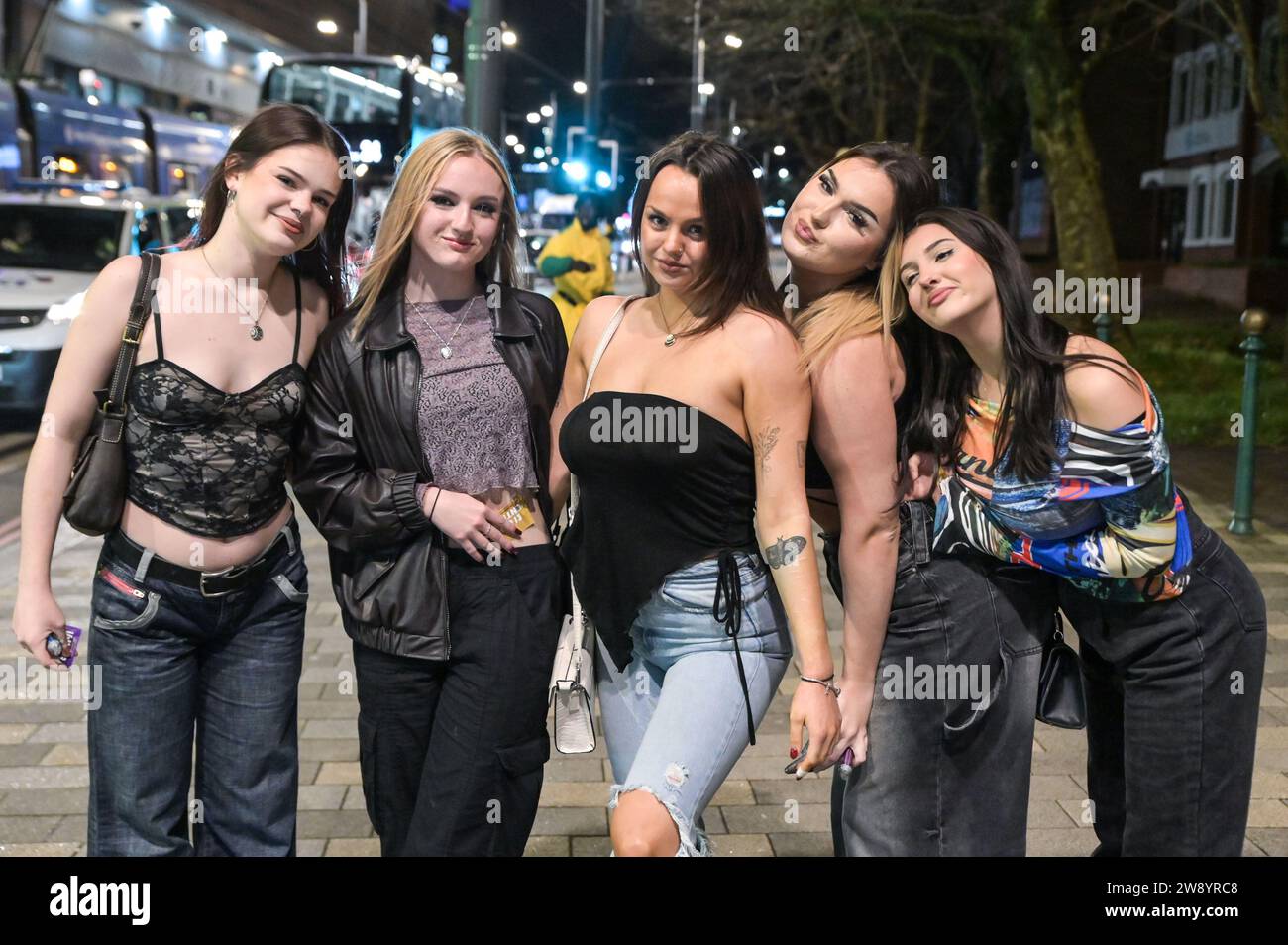 Birmingham 22 décembre 2023 - Revellers a pris à Birmingham le Mad Friday qui va également sous le nom Black Eye Friday. Les groupes de travail battaient leur plein alors que les entreprises fermaient pour les vacances de Noël le vendredi 22 décembre. Beaucoup ont été vus marcher le long de la tristement célèbre bande de discothèque Broad Street de la ville dans des tenues colorées. Un groupe de 3 garçons portaient des costumes de Noël, l'un étant un motif de chat de Noël. Deux hommes ont également été repérés à un arrêt de tram ayant une tussle avec l'un tenant un autre dans une serrure de tête. La police a inondé la zone en patrouillant dans des fourgonnettes prêtes à toute perturbation. Un conducteur a été vu illégal Banque D'Images