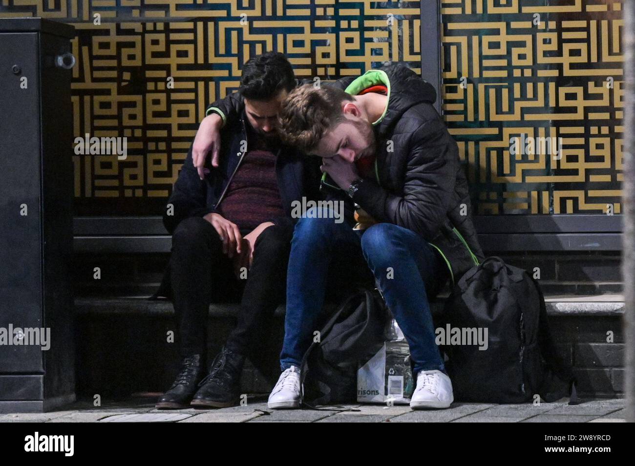 Birmingham 22 décembre 2023 - Revellers a pris à Birmingham le Mad Friday qui va également sous le nom Black Eye Friday. Les groupes de travail battaient leur plein alors que les entreprises fermaient pour les vacances de Noël le vendredi 22 décembre. Beaucoup ont été vus marcher le long de la tristement célèbre bande de discothèque Broad Street de la ville dans des tenues colorées. Un groupe de 3 garçons portaient des costumes de Noël, l'un étant un motif de chat de Noël. Deux hommes ont également été repérés à un arrêt de tram ayant une tussle avec l'un tenant un autre dans une serrure de tête. La police a inondé la zone en patrouillant dans des fourgonnettes prêtes à toute perturbation. Un conducteur a été vu illégal Banque D'Images