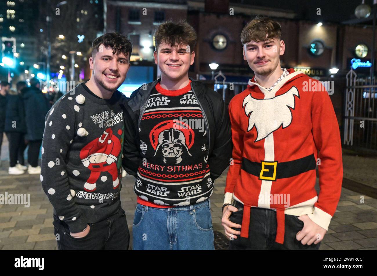 Birmingham 22 décembre 2023 - Revellers a pris à Birmingham le Mad Friday qui va également sous le nom Black Eye Friday. Les groupes de travail battaient leur plein alors que les entreprises fermaient pour les vacances de Noël le vendredi 22 décembre. Beaucoup ont été vus marcher le long de la tristement célèbre bande de discothèque Broad Street de la ville dans des tenues colorées. Un groupe de 3 garçons portaient des costumes de Noël, l'un étant un motif de chat de Noël. Deux hommes ont également été repérés à un arrêt de tram ayant une tussle avec l'un tenant un autre dans une serrure de tête. La police a inondé la zone en patrouillant dans des fourgonnettes prêtes à toute perturbation. Un conducteur a été vu illégal Banque D'Images