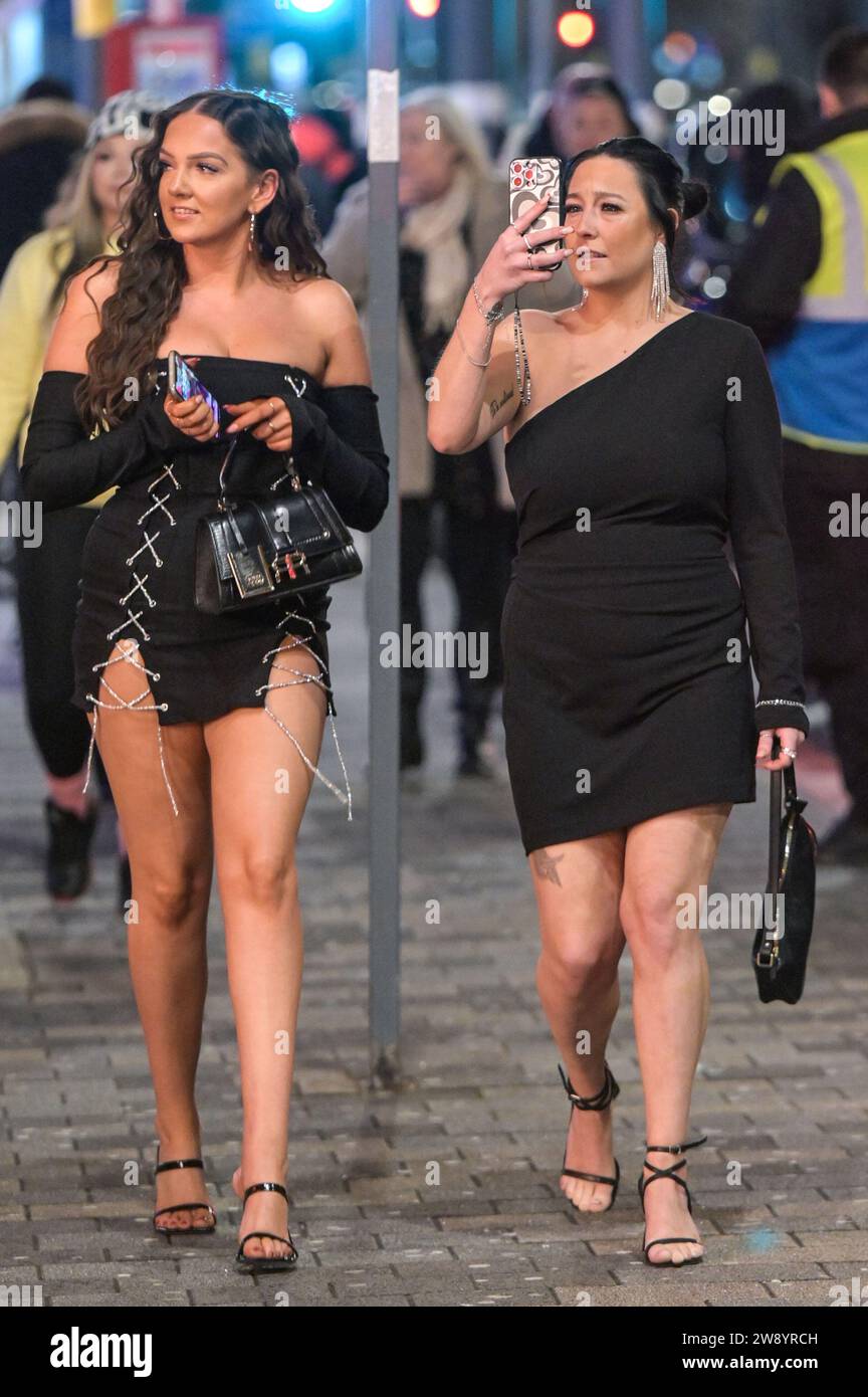 Birmingham 22 décembre 2023 - Revellers a pris à Birmingham le Mad Friday qui va également sous le nom Black Eye Friday. Les groupes de travail battaient leur plein alors que les entreprises fermaient pour les vacances de Noël le vendredi 22 décembre. Beaucoup ont été vus marcher le long de la tristement célèbre bande de discothèque Broad Street de la ville dans des tenues colorées. Un groupe de 3 garçons portaient des costumes de Noël, l'un étant un motif de chat de Noël. Deux hommes ont également été repérés à un arrêt de tram ayant une tussle avec l'un tenant un autre dans une serrure de tête. La police a inondé la zone en patrouillant dans des fourgonnettes prêtes à toute perturbation. Un conducteur a été vu illégal Banque D'Images