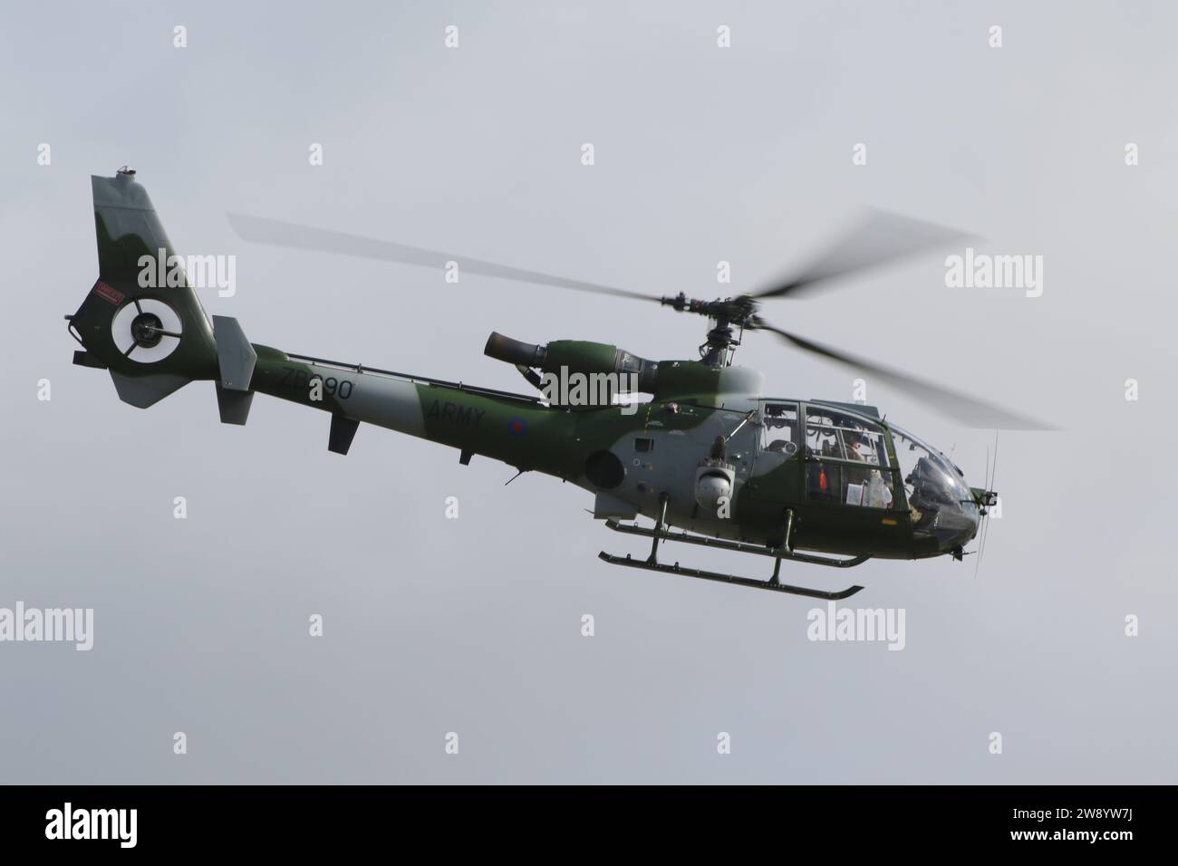 ZB690, un hélicoptère Westland Gazelle AH1 exploité par l'Army Air corps (AAC) britannique, au départ de la RAF Fairford dans le Gloucestershire, en Angleterre, après avoir participé au Royal International Air Tattoo 2023 (RIAT 2023). Banque D'Images