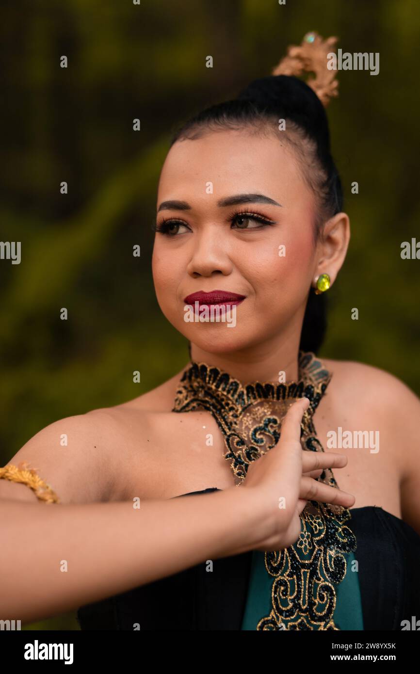 Beau visage d'une femme javanaise dans un costume de danse traditionnelle avant que le spectacle de danse commence à l'intérieur du festival Banque D'Images