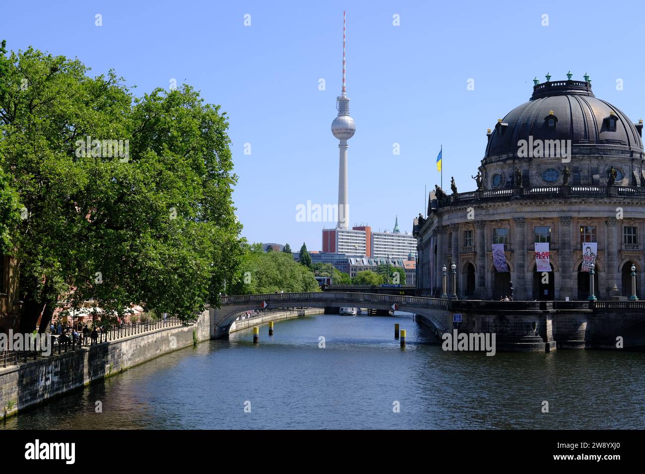 Berlin Allemagne - vue sur la tour de télévision du musée de Bode et le pont Monbijour du sud Banque D'Images