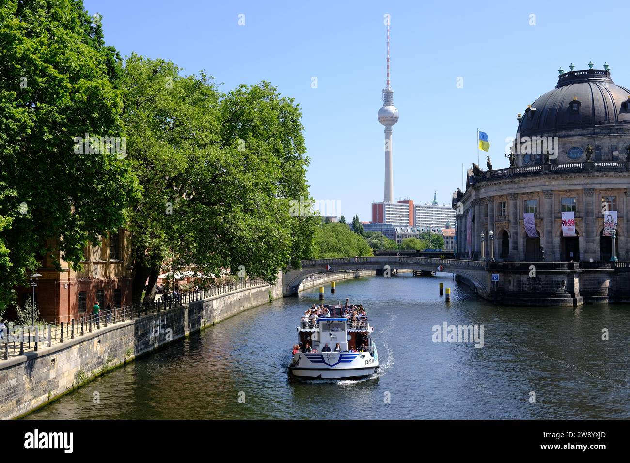 Berlin Allemagne - vue sur la tour de télévision du musée de Bode et le pont Monbijour du sud Banque D'Images