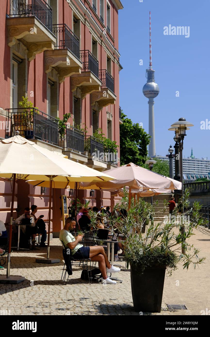 Berlin Allemagne - Restaurant et tour de télévision en arrière-plan Banque D'Images
