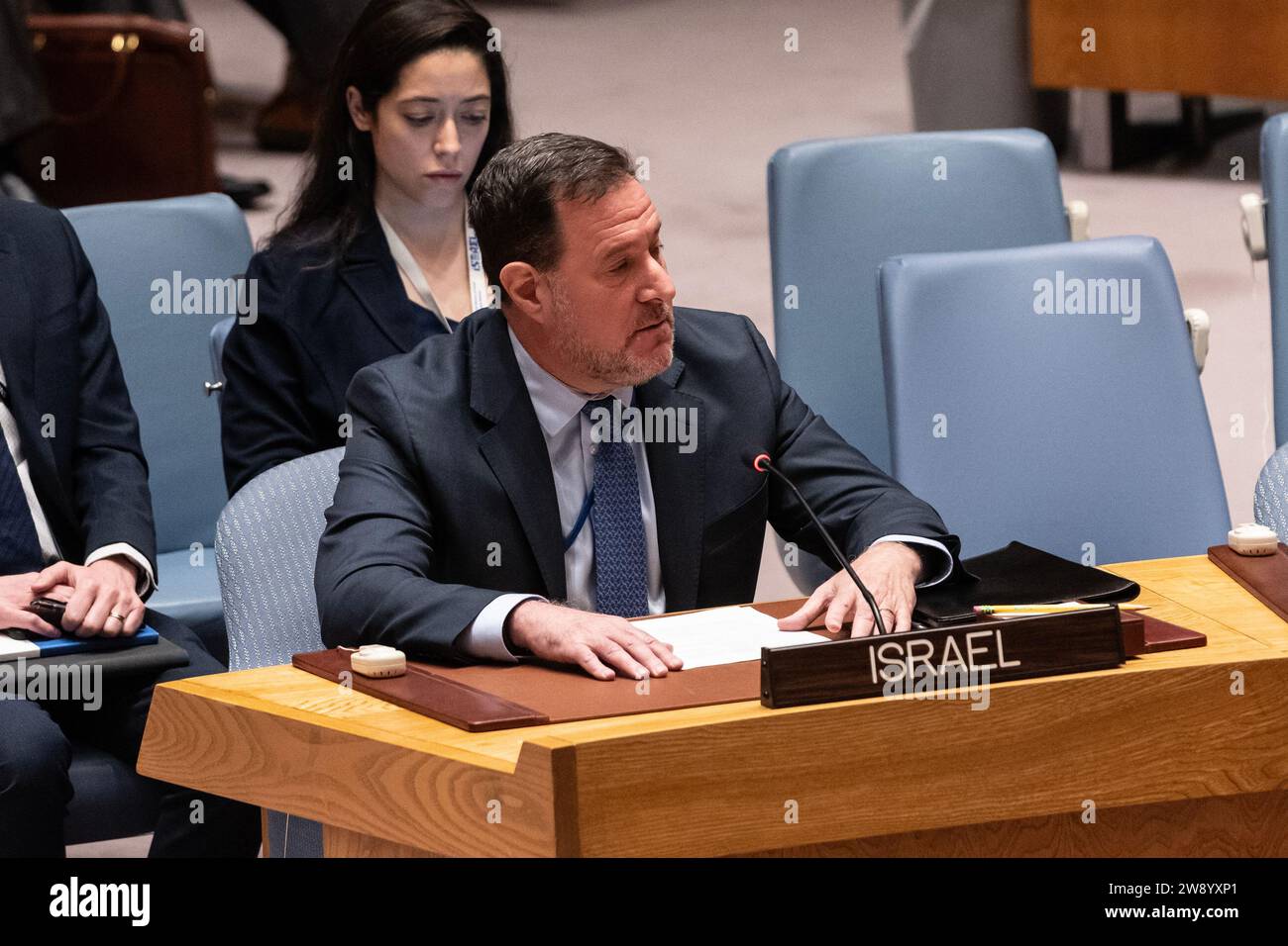 L’Ambassadeur Brett Jonathan Miller prend la parole lors de la réunion du Conseil de sécurité sur la situation au Moyen-Orient, y compris la question palestinienne, au siège de l’ONU à New York, le 22 décembre 2023 Banque D'Images