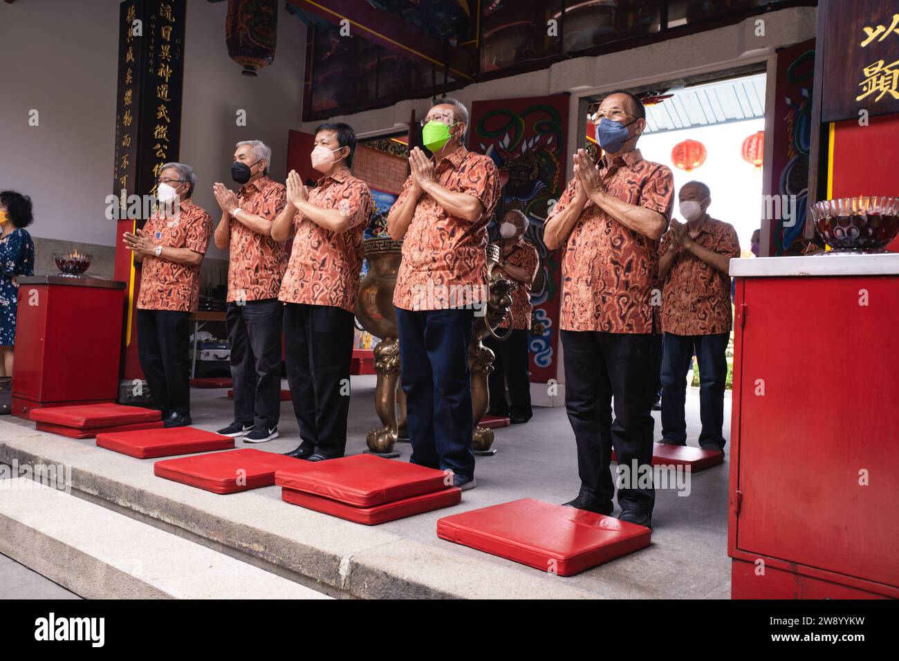 Bandung, Indonésie - 8 janvier 2022 : le touriste apporte les offrandes pour les moines tout en priant le dieu ensemble au temple de Bouddha à l'intérieur du Banque D'Images