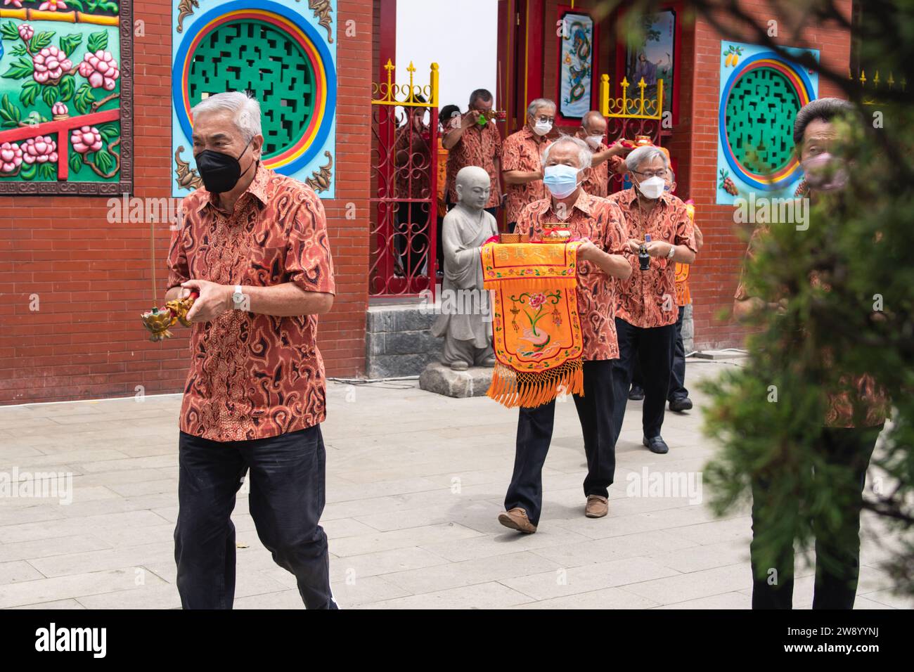 Bandung, Indonésie - 8 janvier 2022 : la société bouddhiste marche ensemble pour prier à l'autel avec les moines à l'intérieur du temple de bouddha en Chine TOW Banque D'Images