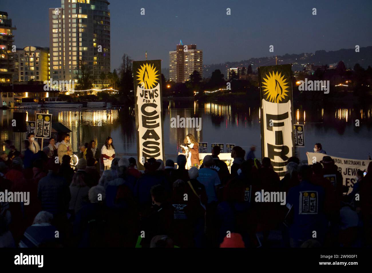 Oakland, Californie, États-Unis. 22 décembre 2023. Bay Area Jews pour le rassemblement du cessez-le-feu et le Shabbat. Les membres de Jewish Voices for Peace se rassemblent pour prier pour soutenir la Palestine et protester contre les bombardements à Gaza et le meurtre de Gazaouis. Crédit : Kristin Cato/Alamy Lives News Banque D'Images