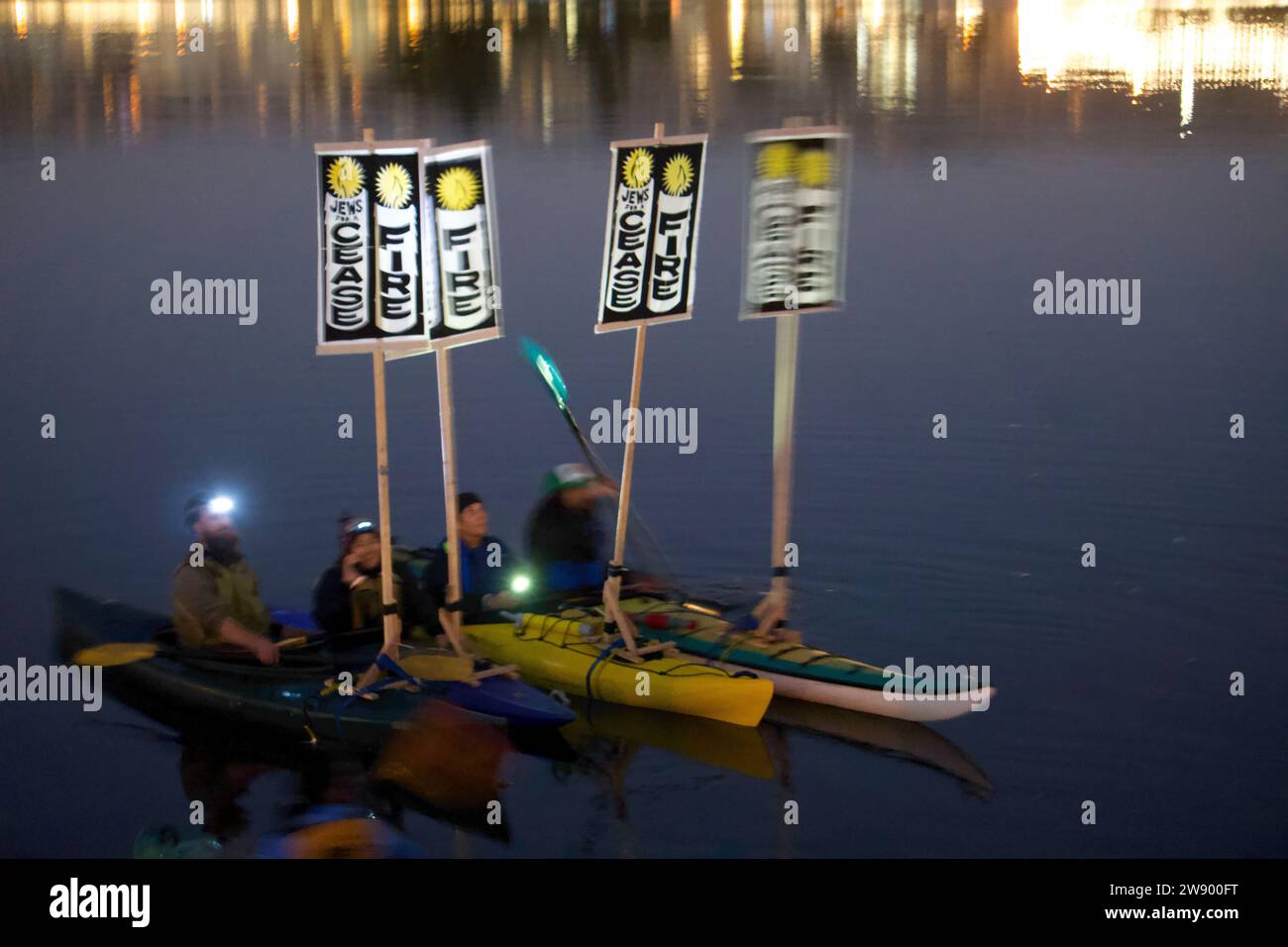 Oakland, Californie, États-Unis. 22 décembre 2023. Bay Area Jews pour le rassemblement du cessez-le-feu et le Shabbat. Les membres de Jewish Voices for Peace se rassemblent pour prier pour soutenir la Palestine et protester contre les bombardements à Gaza et le meurtre de Gazaouis. Les manifestants en kayaks brandissent des panneaux de cessez-le-feu sur le lac Merrit. Crédit : Kristin Cato/Alamy Lives News Banque D'Images