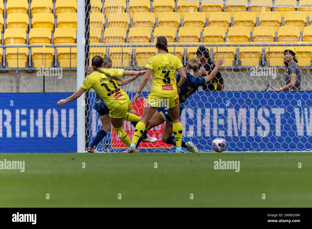 Hope Breslin (11, Wellington Phoenix) frappe habilement le ballon vers le but. Wellington Phoenix contre Newcastle Jets. Liberty A League. Sky Stadium. Wellington. Nouvelle-Zélande (Joe SERCI/SPP) crédit : SPP Sport Press photo. /Alamy Live News Banque D'Images