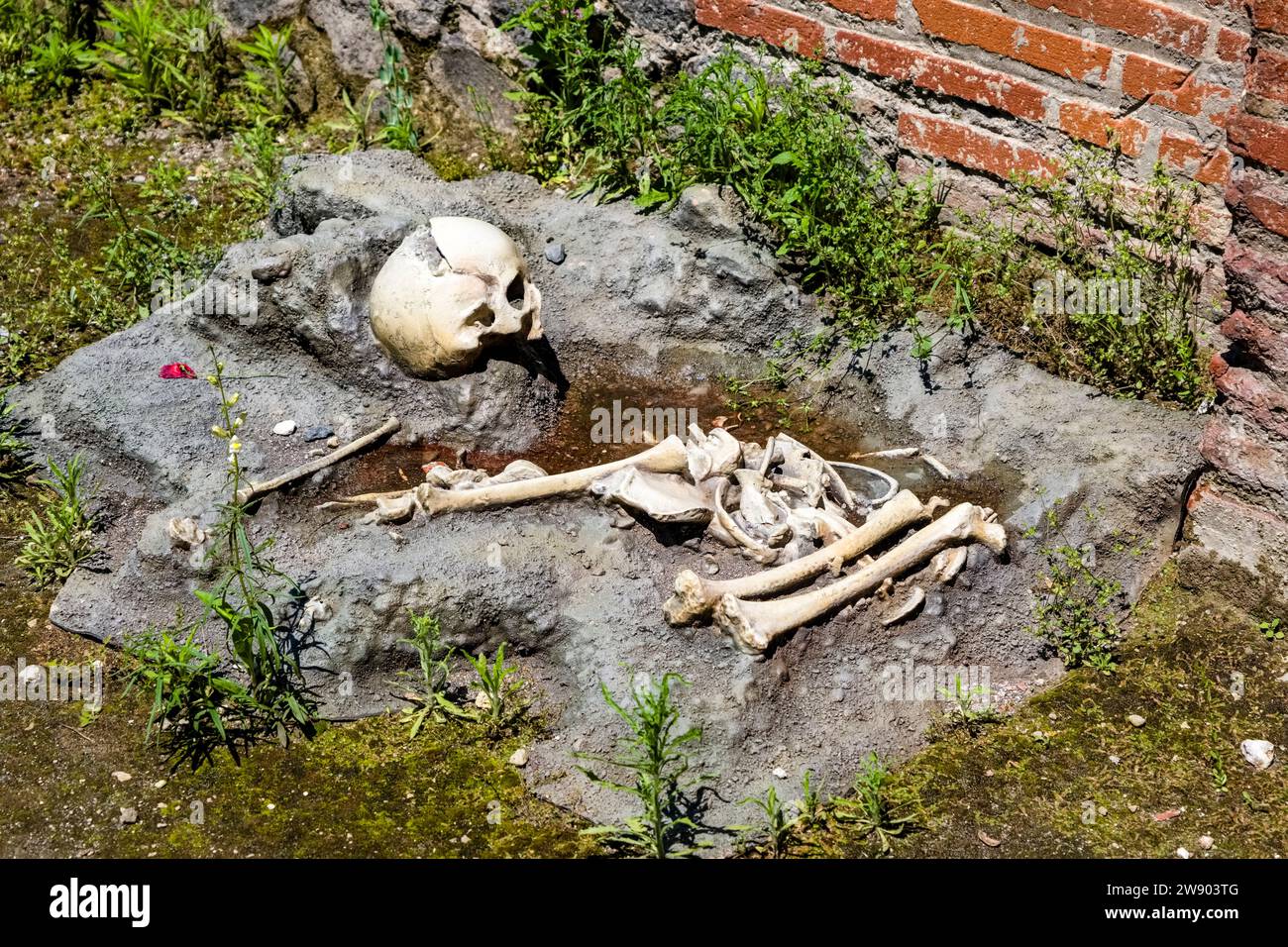 Squelette humain dans le terme centrali dans le site archéologique de Pompéi, une ancienne ville détruite par l'éruption du Vésuve en 79 après JC. Banque D'Images