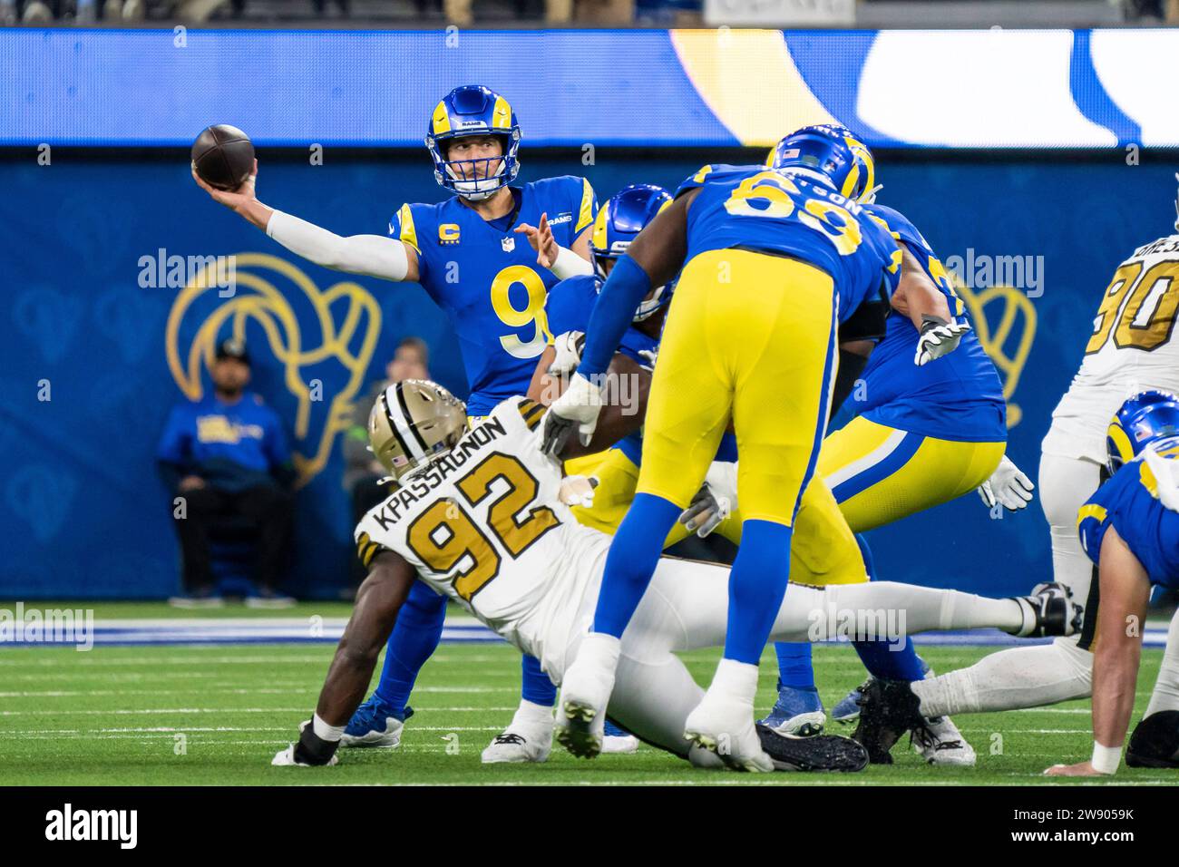 Le quarterback des Rams de Los Angeles Matthew Stafford (9 ans) lance