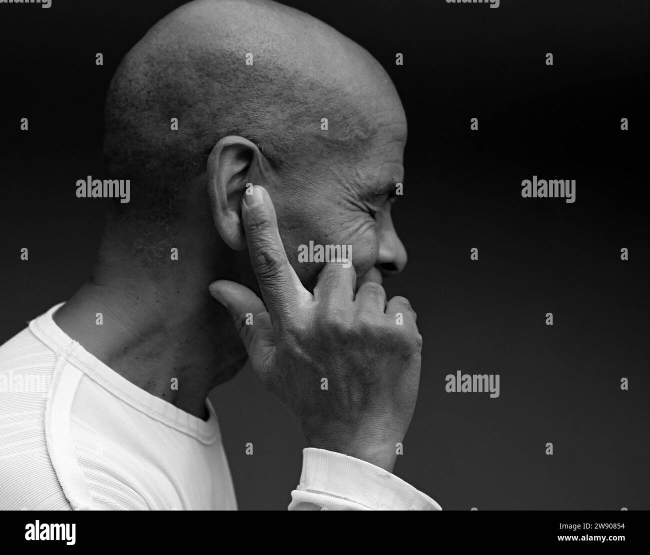 surdité souffrant d'une perte auditive sur fond noir gris avec photo de stock d'images de personnes Banque D'Images